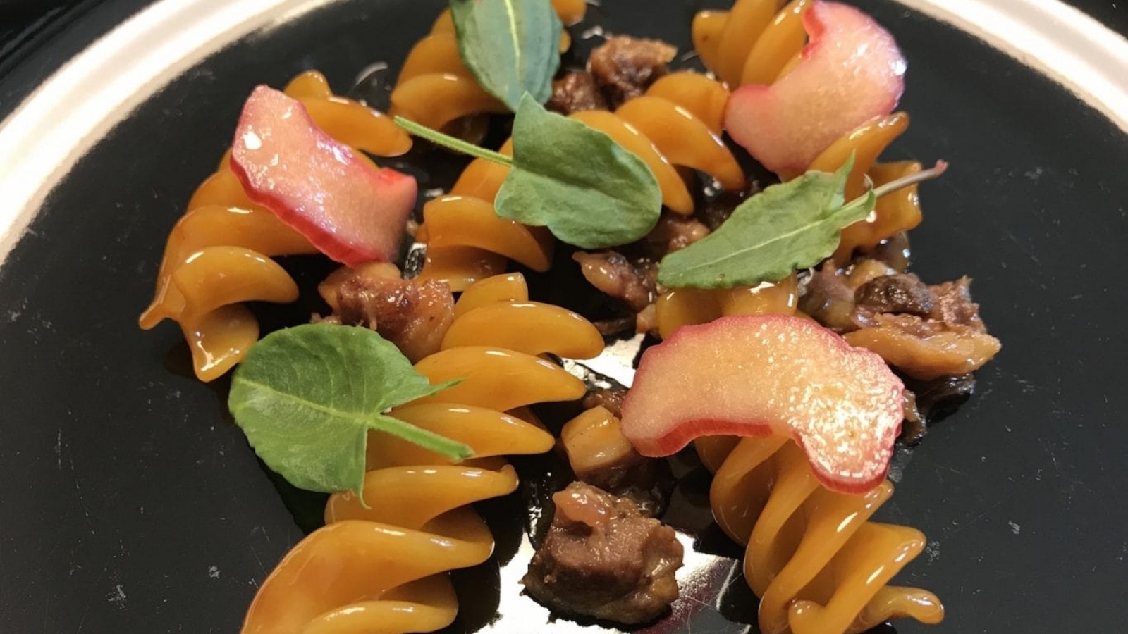 FUSILLI CON BATTUTA DI PECORA, BRODO BRUCIATO, DAIKON CON ESTRATTO DELLE SUE FOGLIE E MIDOLLO DI