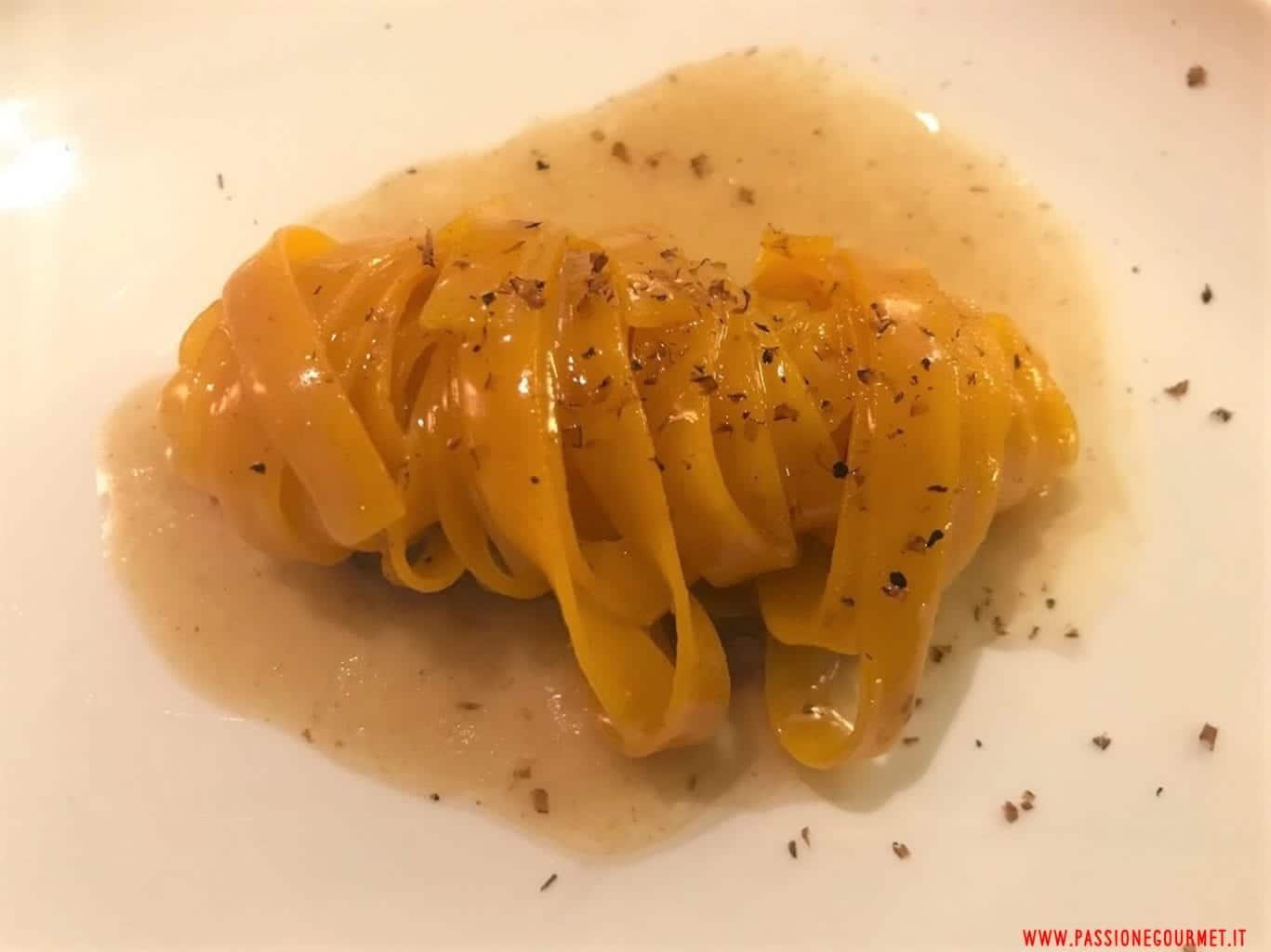 PASTA FRESCA 50 TUORLI, BRODO D'ANATRA E GRATTATA DI FAVA DI CACAO