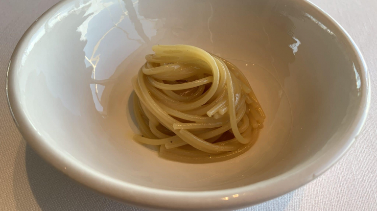Spaghetti-Vermouth-alle-prugneaceto-miele-e-brodo-di-alloro-bruciato-di-Caranchini