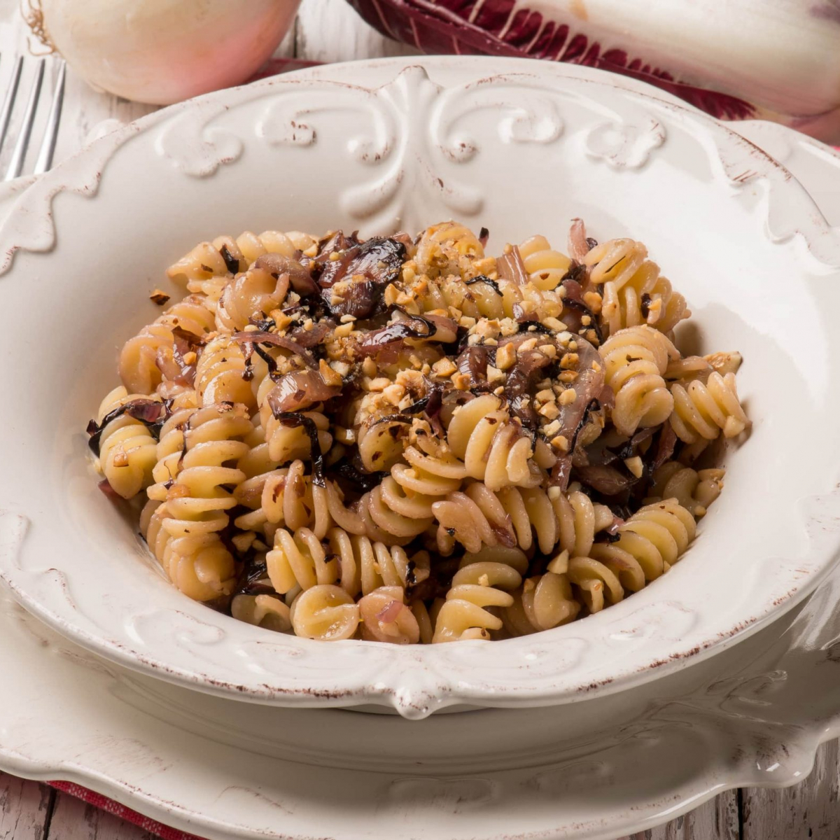 FUSILLI CON RADICCHIO E NOCCIOLE FUSILLI CON RADICCHIO E NOCCIOLE