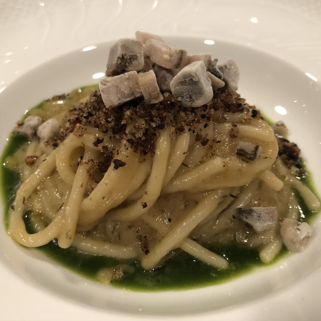 PASTA AGLIO, OLIO, PEPERONCINO, PANE CROCCANTE, OSTRICA GHIACCIATA E FINOCCHIETTO DI ALBERTO GIPPONI PASTA AGLIO, OLIO, PEPERONCINO, PANE CROCCANTE, OSTRICA GHIACCIATA E FINOCCHIETTO DI ALBERTO GIPPONI