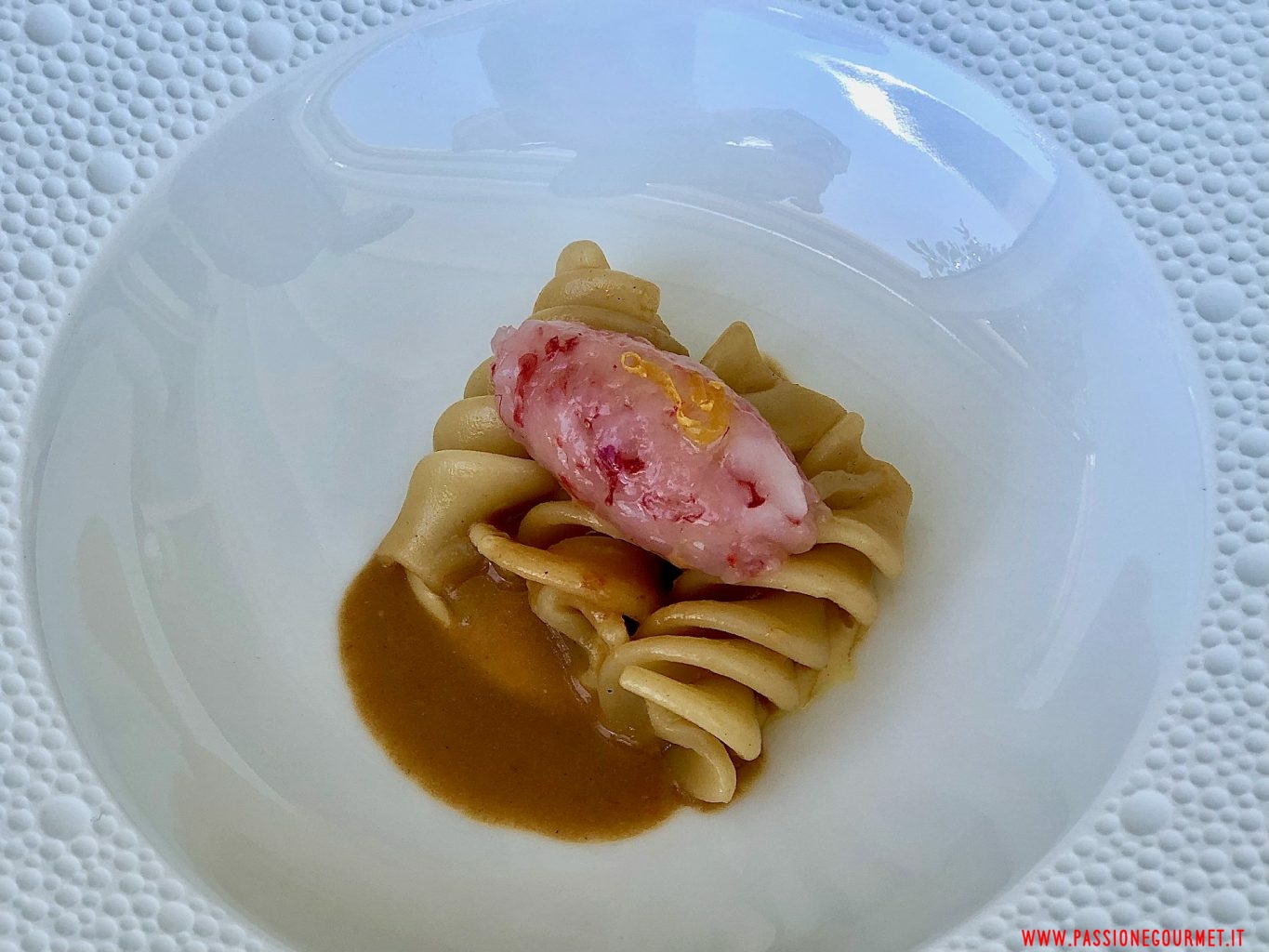 Fusillone riccio di mare, crema pasticcera salata e gambero crudo.
