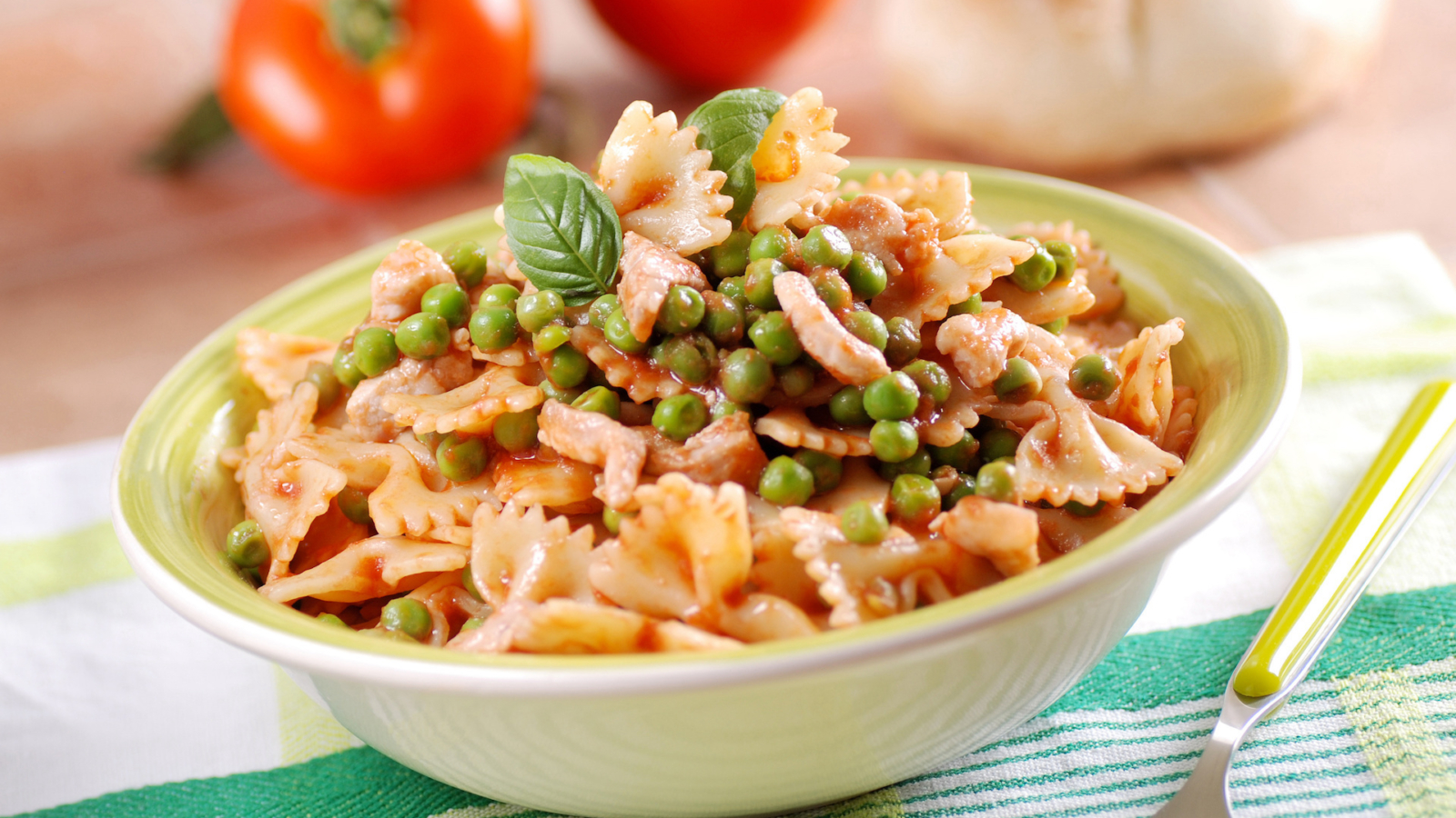 farfalle con sugo di piselli e pancetta