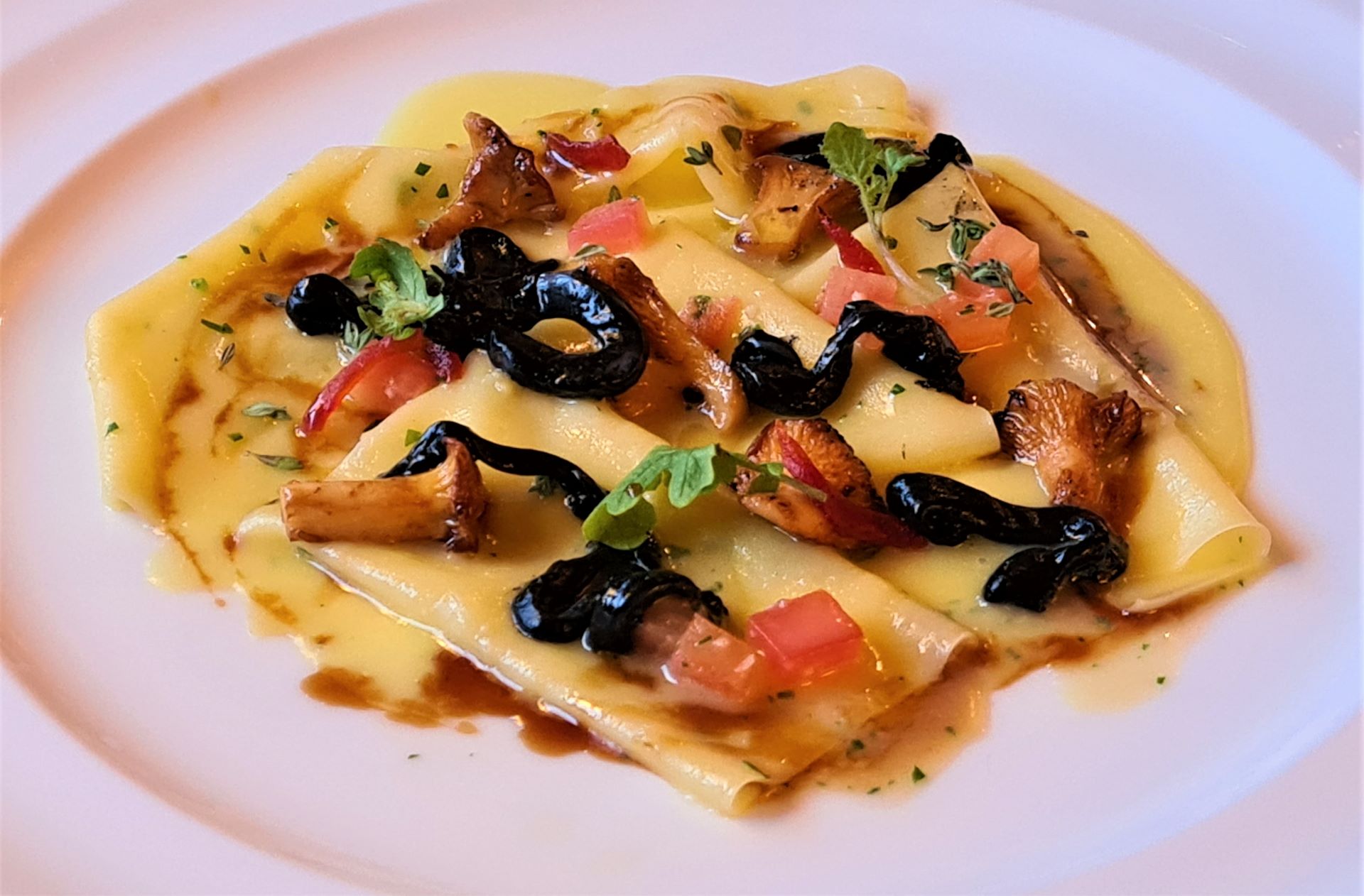 LASAGNETTA SOTTILE CON FINFERLI E SEPPIOLINE AL NERO, CREMA LEGGERA DI PATATE ALLO ZAFFERANO, DI SEBASTIANO LOMBARDI