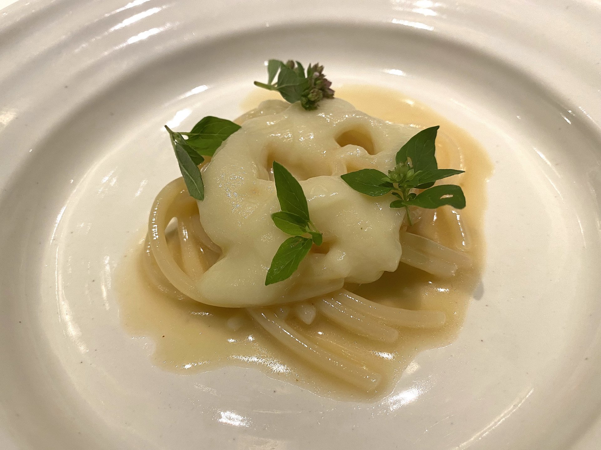 SPAGHETTO FREDDO, PIL-PIL DI UVA SPINA E AGLIO NOVELLO, DI NORBERT NIEDERKOFLER